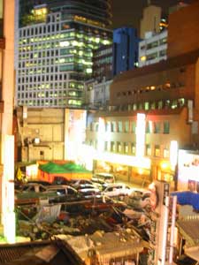 ビルの谷間の、屋台の溜まり場
